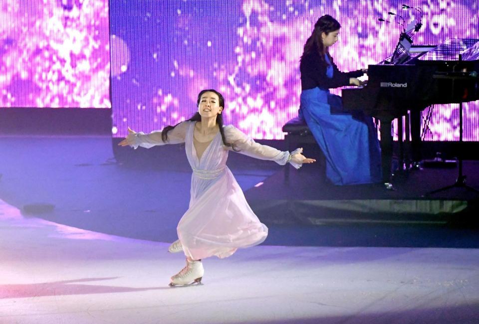 　三浦文彰さん、三浦舞夏さん（右）の生演奏に合わせて演技を披露する浅田真央さん（撮影・佐藤厚）