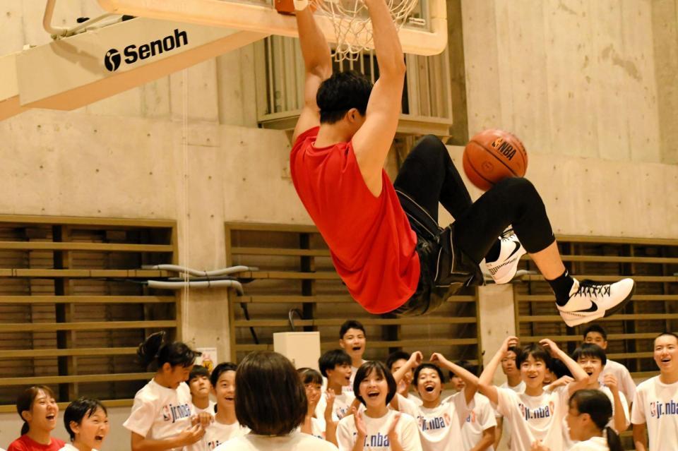 　イベントに参加し、中学生の前でダンクを披露して沸かせる渡辺雄太