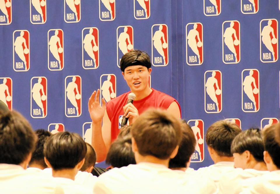 　イベントに参加し、子どもたちの質問に答える渡辺雄太