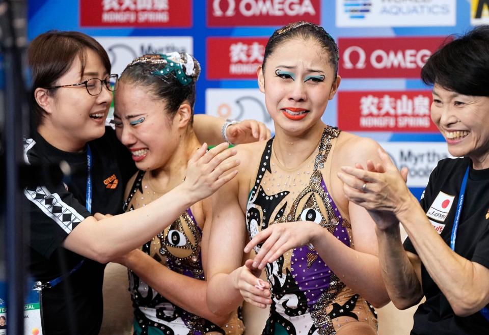 　デュエットＴＲ決勝の演技を終え、得点に喜ぶ安永真白（中央左）、比嘉もえ組