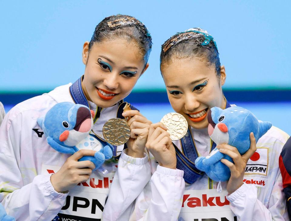 　デュエットＴＲで金メダルを獲得した安永真白（右）、比嘉もえ組