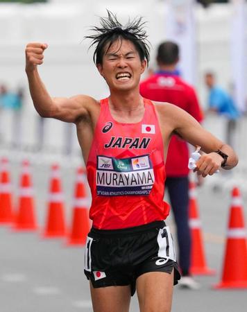 　男子２０キロ競歩で優勝し、ガッツポーズの村山裕太郎（共同）