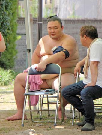 　休場が決まり、朝稽古後に左腕を冷やす朝乃山