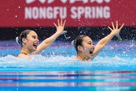 　水泳の世界選手権デュエットＴＲ決勝で演技する安永真白（右）、比嘉もえ組。金メダルを獲得した