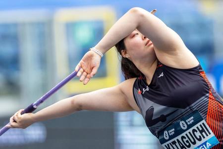 　女子やり投げで優勝した北口榛花の投てき（ゲッティ＝共同）