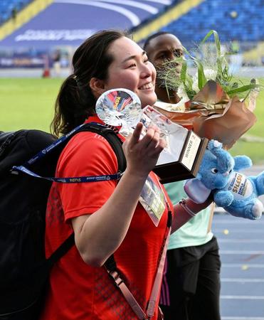 　女子やり投げで67メートル04の日本新で通算４勝目を挙げ、歓声に応える北口榛花（共同）