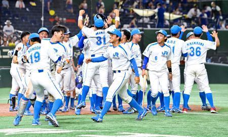 　タイブレークの延長１１回、東京ガスにサヨナラ勝ちし、喜ぶＪＲ四国ナイン＝東京ドーム