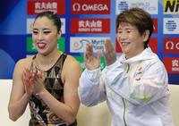 女子ソロＦＲ予選　演技を終え笑顔を見せる乾友紀子（左）と井村雅代コーチ