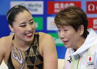 女子ソロＦＲ予選　演技を終え笑顔を見せる乾友紀子（左）と井村雅代コーチ