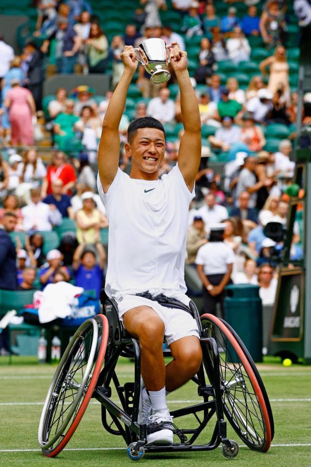 　車いすの部男子シングルスで初優勝を果たし、喜ぶ小田凱人（共同）