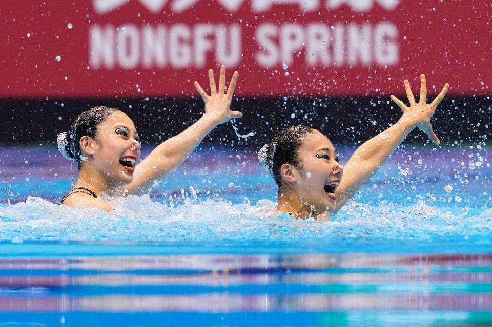 　水泳の世界選手権デュエットＴＲ決勝で演技する安永真白（右）、比嘉もえ組。金メダルを獲得した