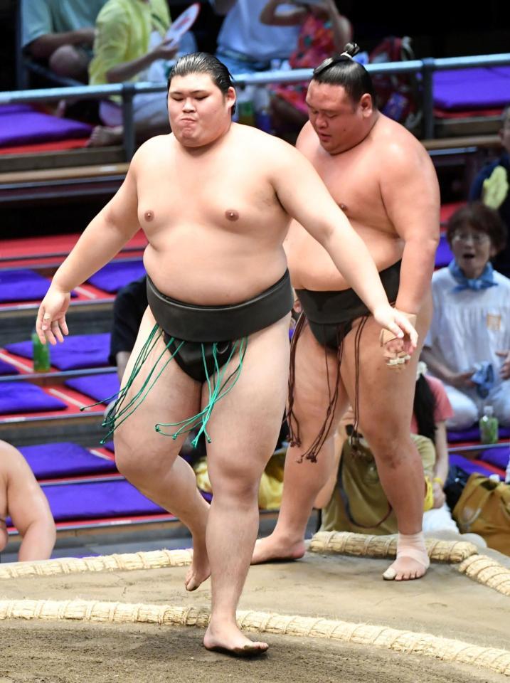 　荒篤山（右）を寄り切りで破った大の里（撮影・佐藤厚）