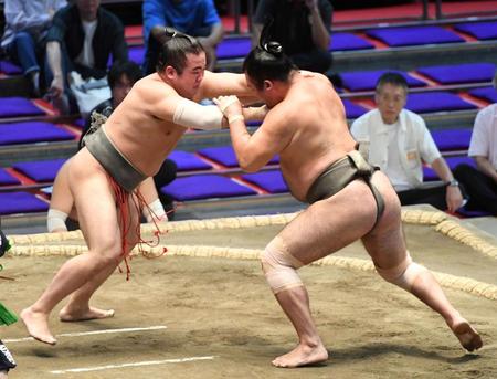 　琴太豪（右）を押し出しで破った黒姫山（撮影・佐藤厚）