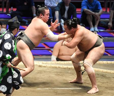 　琴太豪（右）を押し出しで破った黒姫山（撮影・佐藤厚）