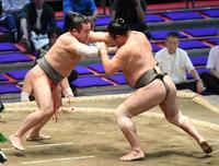 　琴太豪（右）を押し出しで破った黒姫山（撮影・佐藤厚）