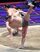 　四股を踏む黒姫山（撮影・佐藤厚）