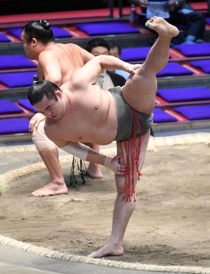 　四股を踏む黒姫山（撮影・佐藤厚）