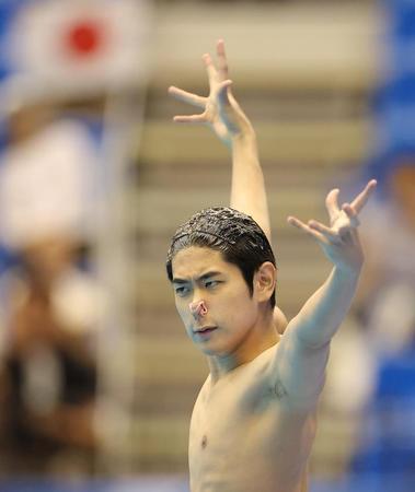 　男子ソロＦＲ決勝で入水前にポーズをとる佐藤陽太郎