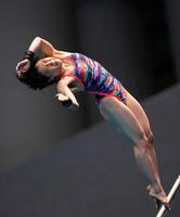 　女子高飛び込み準決勝で演技する荒井祭里