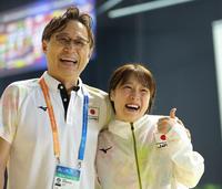 　決勝に進出してパリ五輪出場をほぼ確実にし、馬淵崇英コーチ（左）と笑顔を見せる荒井祭里