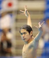 　男子ソロＦＲ決勝で入水前にポーズをとる佐藤陽太郎