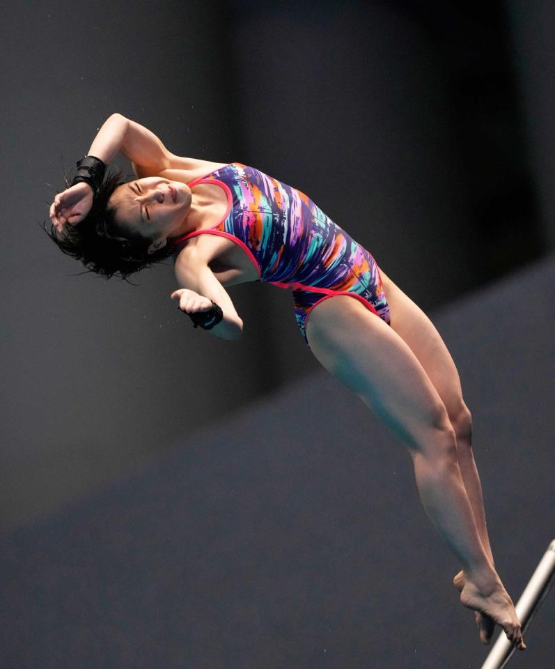 　女子高飛び込み準決勝で演技する荒井祭里