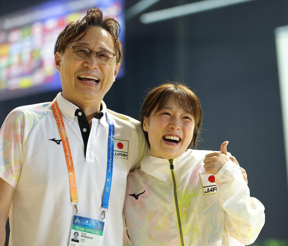 　決勝に進出してパリ五輪出場をほぼ確実にし、馬淵崇英コーチ（左）と笑顔を見せる荒井祭里