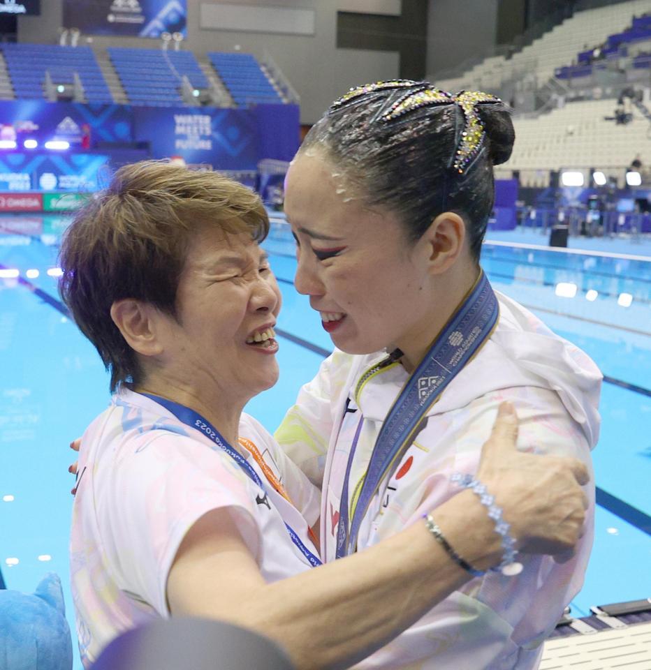 　女子ソロＦＲ決勝で優勝し、井村雅代コーチ㊧と涙ながらに抱き合う乾友紀子