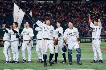 　ホンダ熊本に勝利し、喜ぶ日本通運ナイン。中央は北川＝東京ドーム