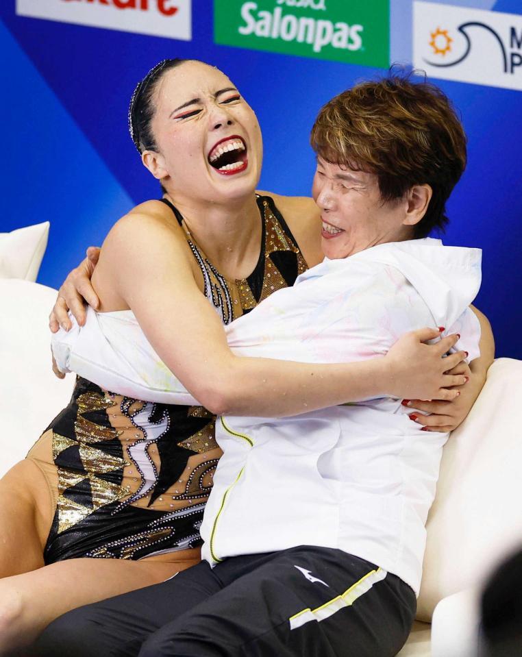 　女子ソロＦＲ決勝で得点を確認し、井村雅代コーチ（右）と抱き合って喜ぶ乾友紀子