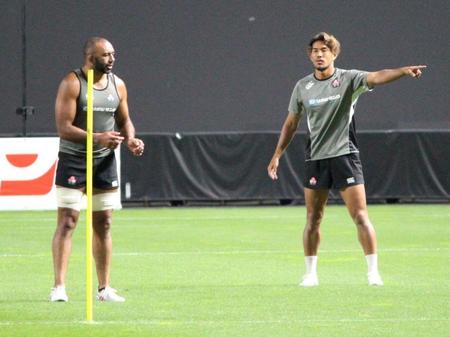 　前日練習で調整する日本代表の山中亮平（右）とリーチ・マイケル