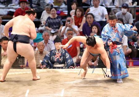 　獅司（左）が引き落としで玉正鳳を破る