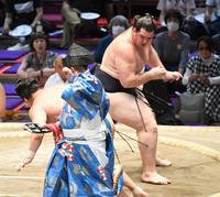 　玉正鳳（左）を引き落としで破り、勝ち越しを決めた獅司（撮影・佐藤厚）