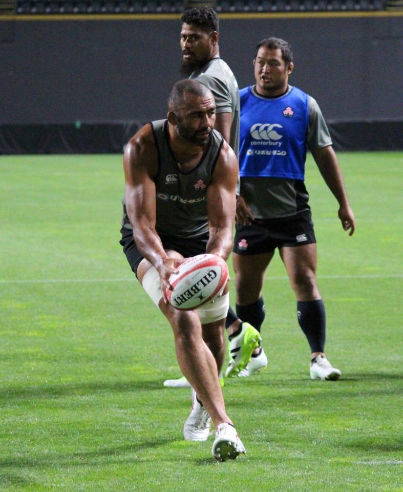 　前日練習でパスを出す日本代表のリーチ・マイケル