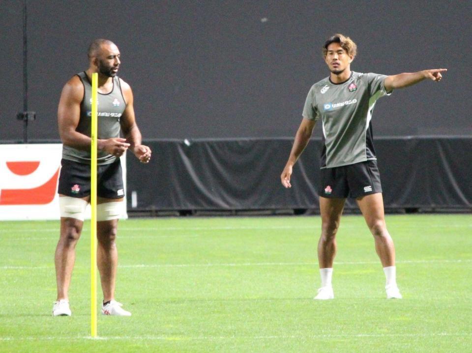 　前日練習で調整する日本代表の山中亮平（右）とリーチ・マイケル