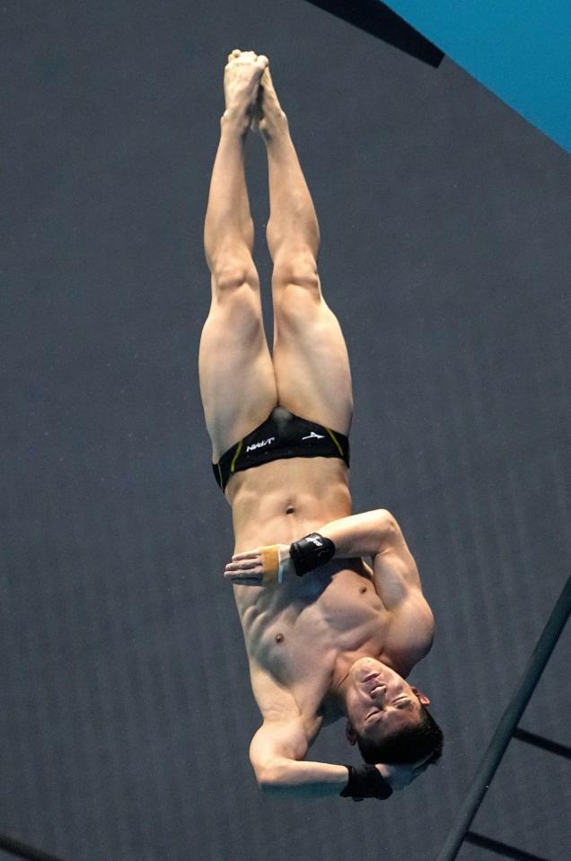 　男子高飛び込み準決勝の玉井陸斗の演技