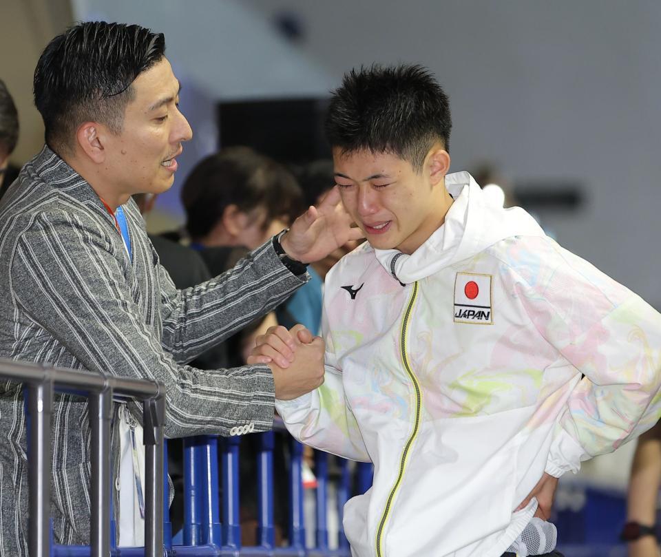 　競技後、寺内健（左）に声をかけられ涙を流す玉井陸斗