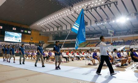 　全国高校総体の総合開会式で入場行進する群馬県選手団＝北海きたえーる