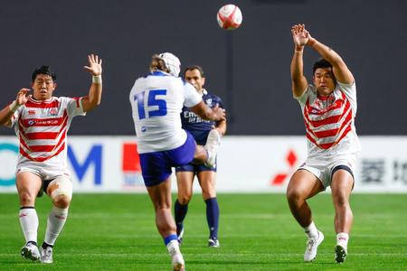 　前半、チャージを狙う具（右）と坂手（左）