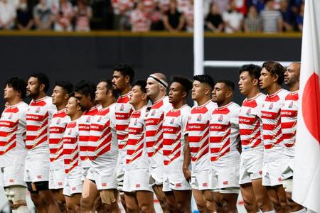 　サモア戦を前に、国歌斉唱する日本代表