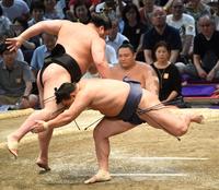 　豊昇龍（右）との立ち合いで左に大きく変化する若元春（撮影・佐藤厚）