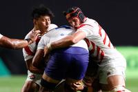 　前半、タックルで突進を止める中野将（左）とムーア