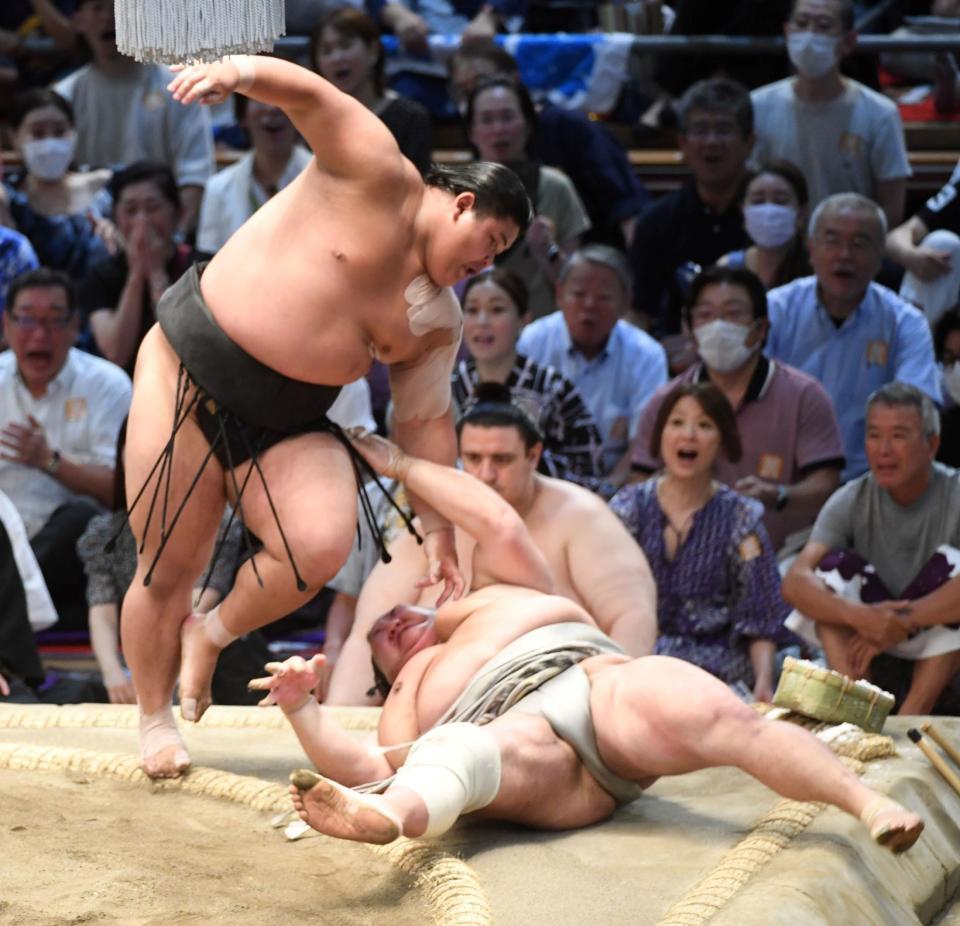 　北勝富士（右）を突き落としで破った伯桜鵬（撮影・佐藤厚）