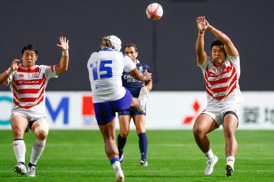 　前半、チャージを狙う具（右）と坂手（左）