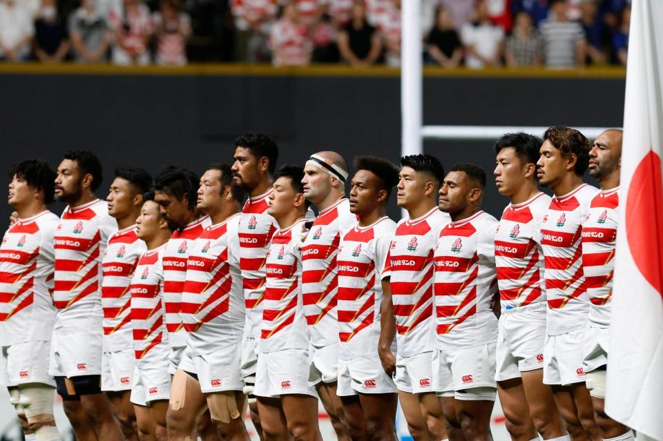 　サモア戦を前に、国歌斉唱する日本代表