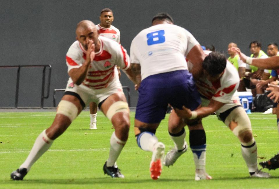 　前半３０分、リーチ（左端）のタックルの際、左肩が相手の頭部を直撃