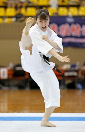 　女子単独演武で優勝した筑陽学園・桑野愛心＝道北アークス大雪アリーナ