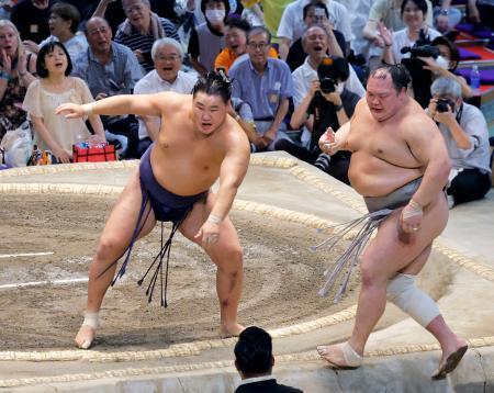 　大相撲名古屋場所千秋楽の優勝決定戦で、北勝富士（右）を押し出しで破り初優勝を果たした豊昇龍。大関昇進を確実にした＝２３日、名古屋市のドルフィンズアリーナ