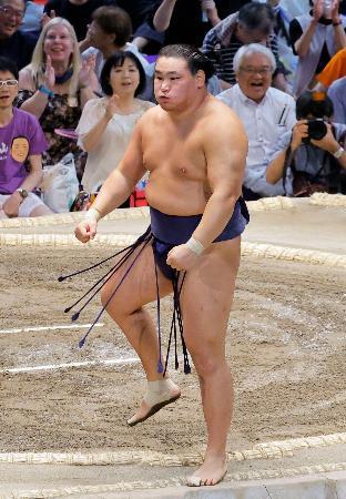 　大相撲名古屋場所千秋楽で北勝富士との優勝決定戦を制し、初優勝を果たした豊昇龍。大関昇進を確実にした＝２３日、名古屋市のドルフィンズアリーナ