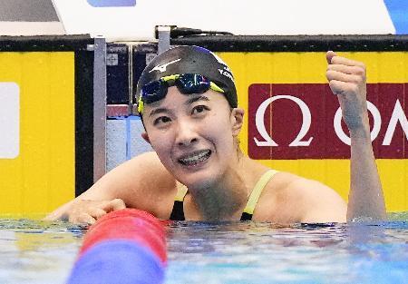 　女子２００メートル個人メドレー準決勝のレースを終え、ガッツポーズする大橋悠依＝マリンメッセ福岡